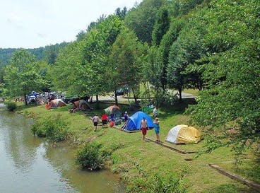 Wahoo's Adventure camping on Watauga River